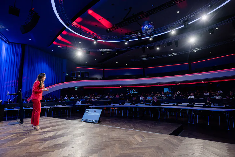 Yanya Viskovich delivering the closing keynote to Swiss Cyber Storm 2023